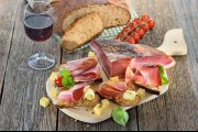 Südtiroler Speckjause mit frischem Steinofenbrot und Bergkäse