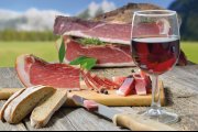 Südtiroler Speckjause mit Vinschgerl und einem Glas Rotwein